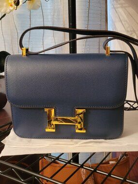 **Classic chic royal blue crossbody fashion bag. No brand.